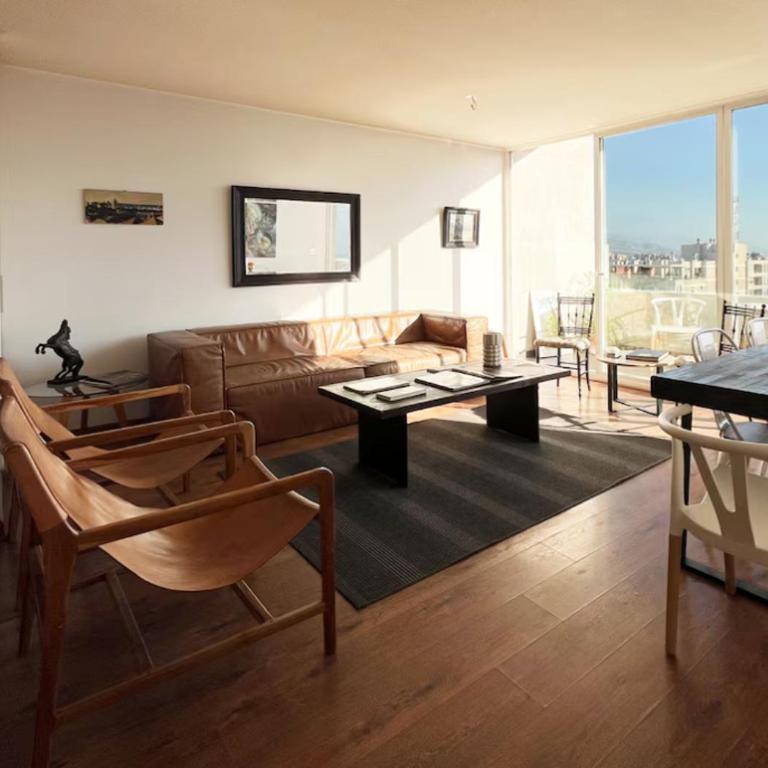Luminoso departamento en excelente ubicación - Two-Bedroom Apartment - 2