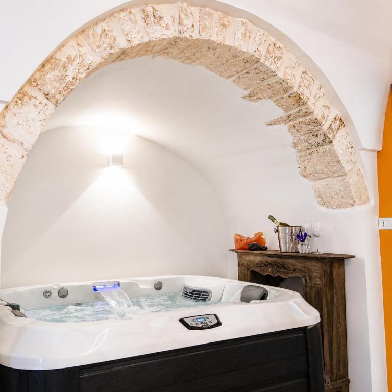 Ostuni Luxury Room - Camera King con Vasca Idromassaggio - 1