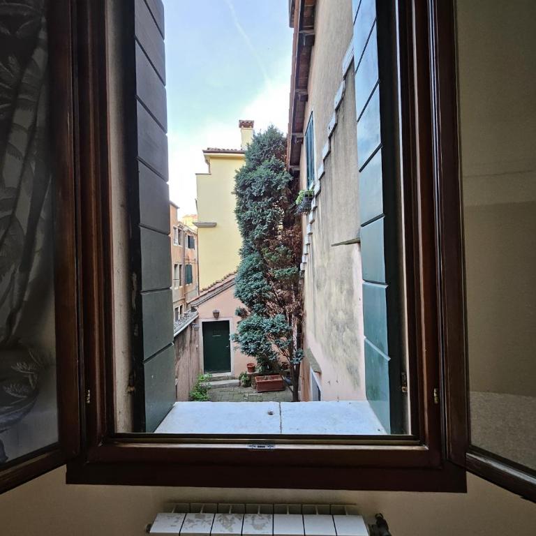 Golden Venezia Guest Rooms - Camera Tripla con Bagno in Comune - 29