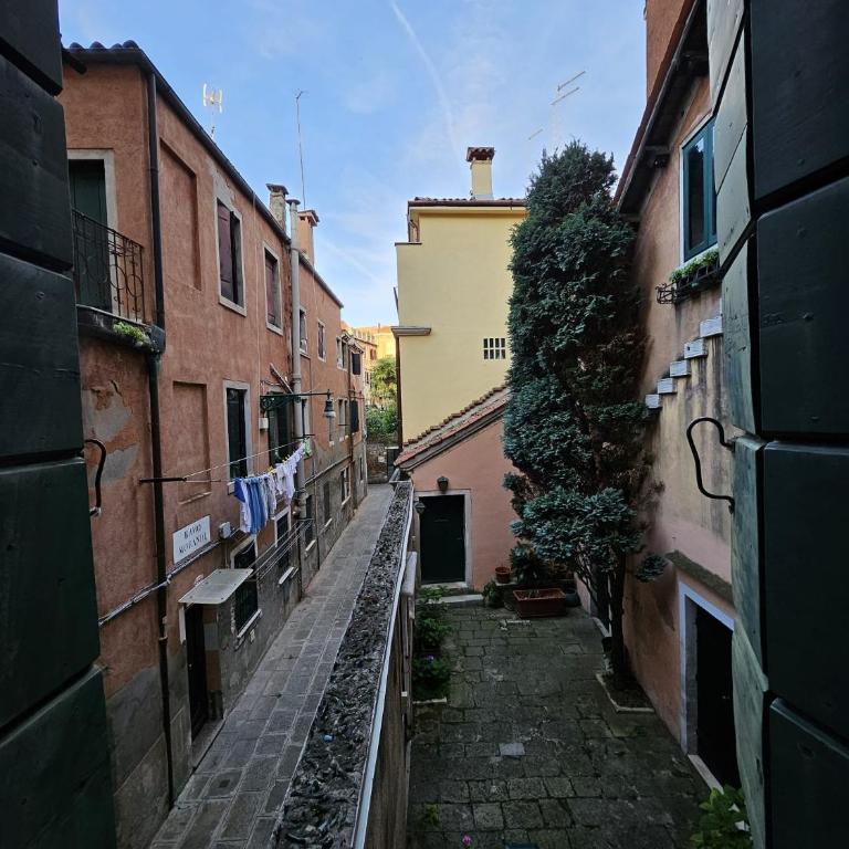 Golden Venezia Guest Rooms - Camera Tripla con Bagno in Comune - 28