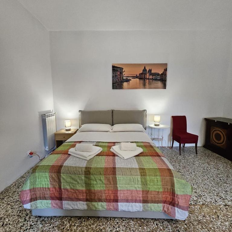 Golden Venezia Guest Rooms - Camera Tripla con Bagno in Comune - 25