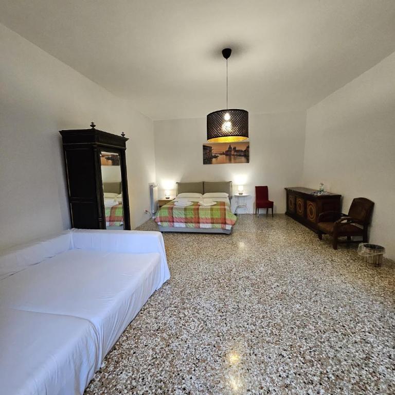 Golden Venezia Guest Rooms - Camera Tripla con Bagno in Comune - 24