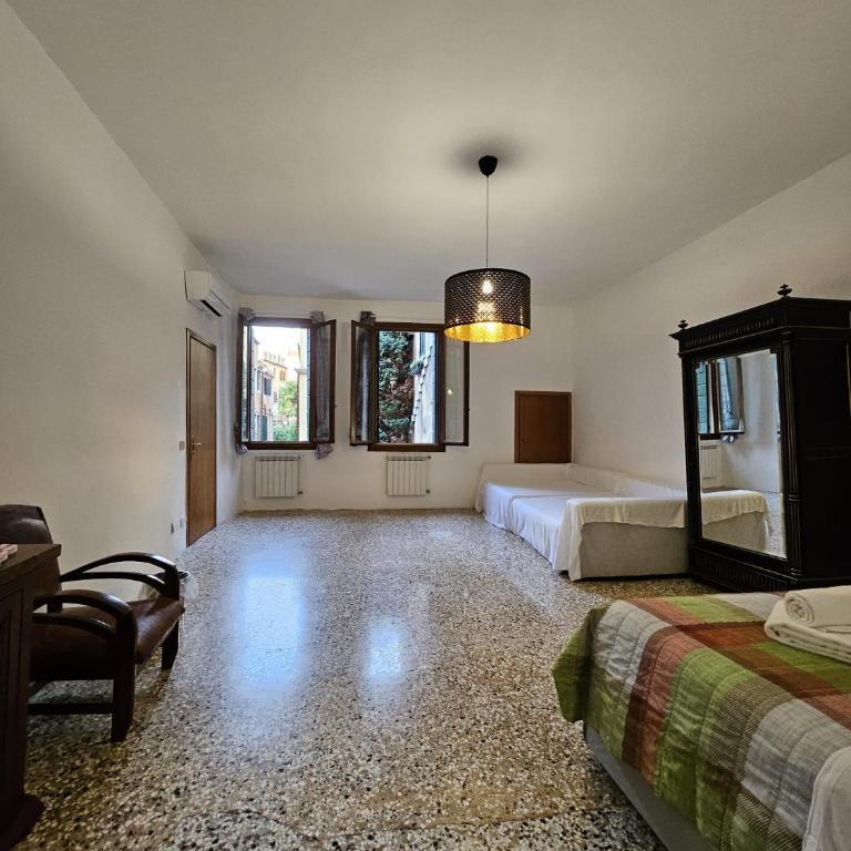 Golden Venezia Guest Rooms - Camera Tripla con Bagno in Comune - 27