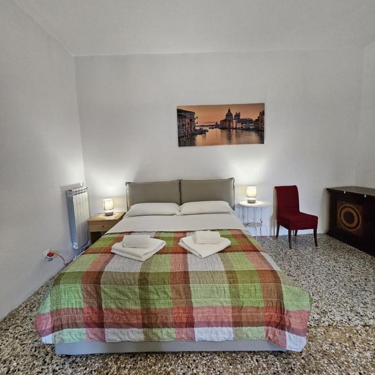 Golden Venezia Guest Rooms - Camera Tripla con Bagno in Comune - 22