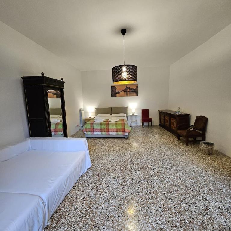 Golden Venezia Guest Rooms - Camera Tripla con Bagno in Comune - 26