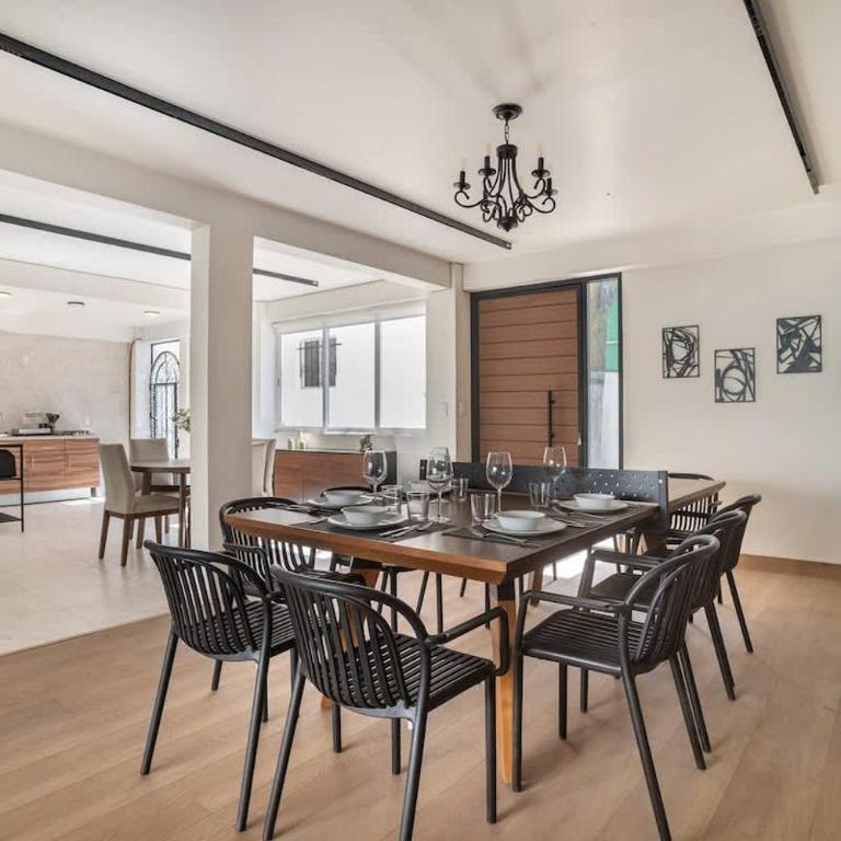 Spacious Home Ideal for Groups with Patio & Arcade - Ferienhaus - 2