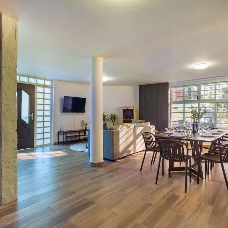 Stylish Home with Arcade Game & Private Patio - Ferienhaus - 9
