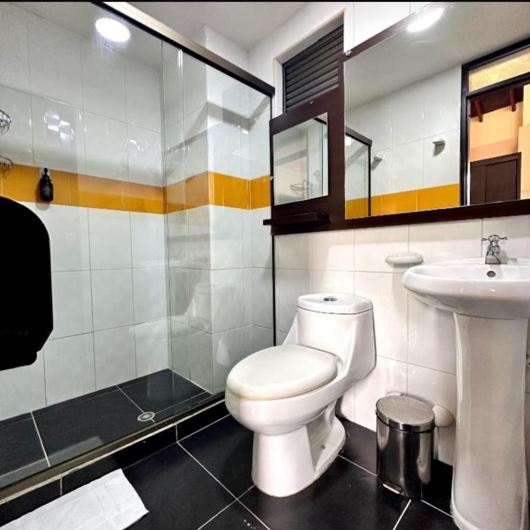 Hotel Plaza Garibaldi - Queen Room with Balcony - 8