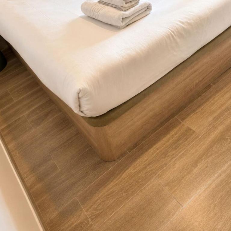 Chic Central Haven with Terrace - Apartamento de 2 dormitorios - 16