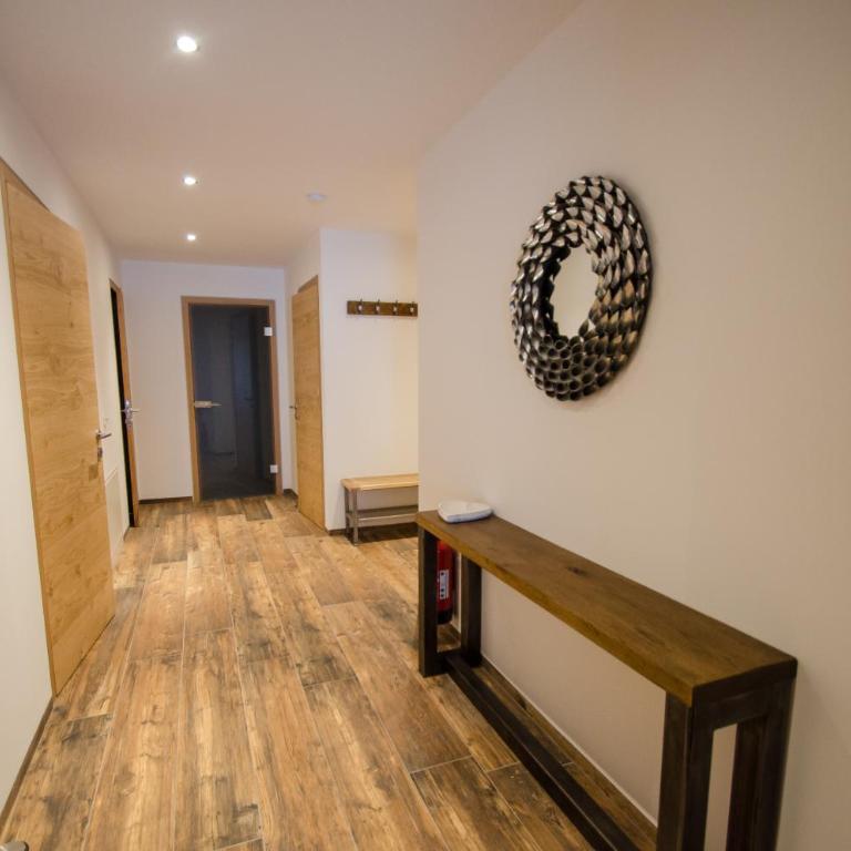 Superb Alpine Lodges by All in One Apartments - Apartment mit 3 Schlafzimmern, einem Balkon und Seeblick - 3
