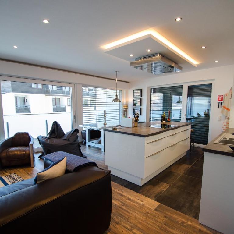 Superb Alpine Lodges by All in One Apartments - Apartment mit 3 Schlafzimmern, einem Balkon und Seeblick - 1