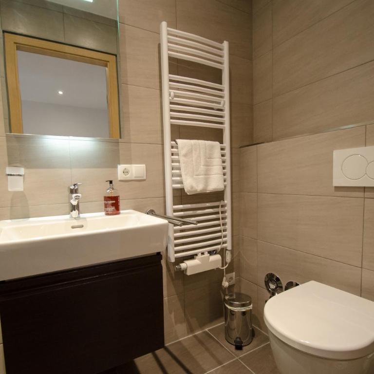 Superb Alpine Lodges by All in One Apartments - Apartment mit 2 Schlafzimmern, Balkon und Seeblick - 9