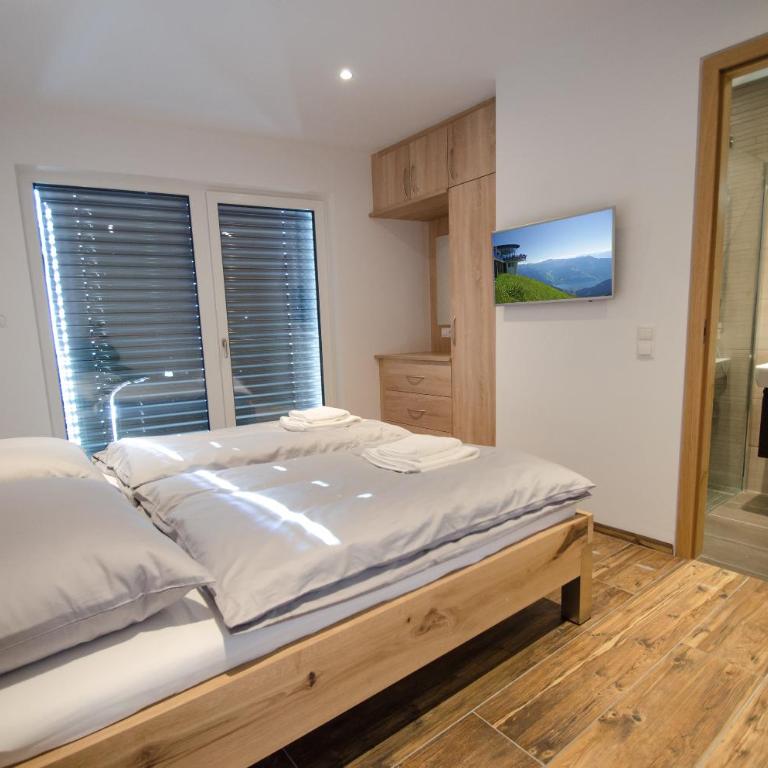 Superb Alpine Lodges by All in One Apartments - Apartment mit 3 Schlafzimmern, einem Balkon und Seeblick - 11