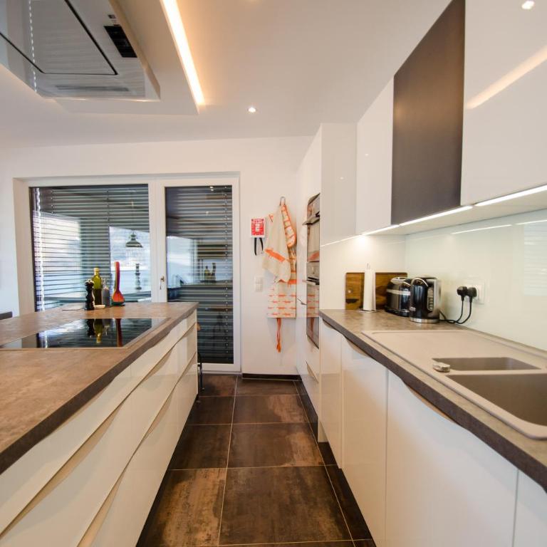 Superb Alpine Lodges by All in One Apartments - Apartment mit 3 Schlafzimmern, einem Balkon und Seeblick - 12