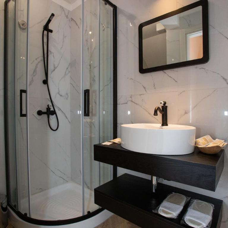 AL 54 Accommodation - Camera Matrimoniale con Bagno Privato - 7