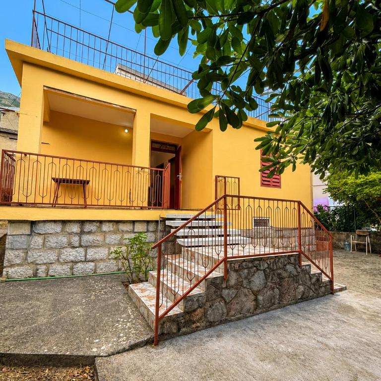 Family Holiday House Sutomore - Kuća sa 2 Spavaće Sobe - 1