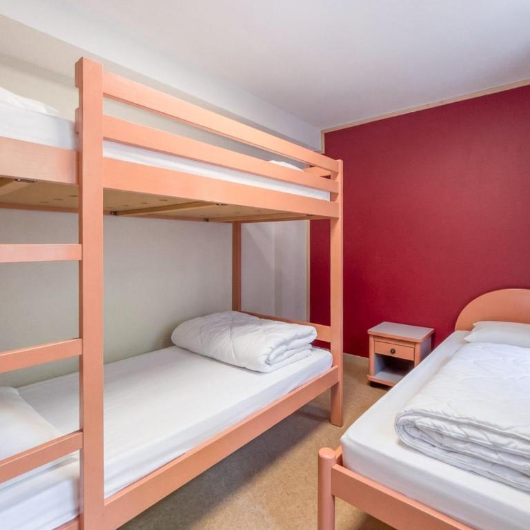 Auberge de jeunesse HI Valdeblore - Le Chalet - Chambre Familiale pour 5 Personnes avec Salle de Bains - 5