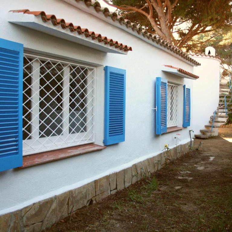 Superb Seafront Villa - Five-Bedroom House - 8