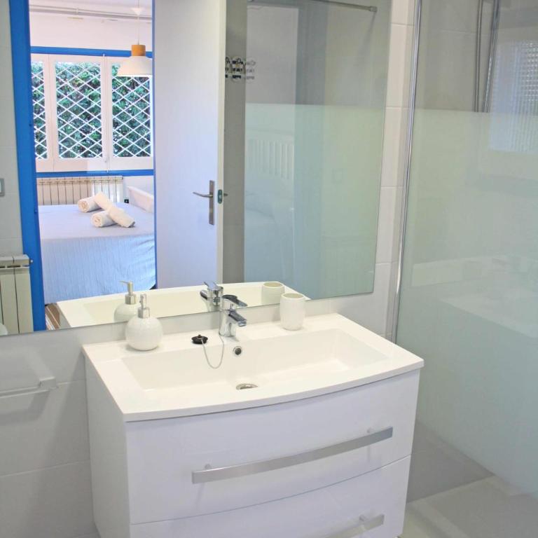 Superb Seafront Villa - Five-Bedroom House - 16