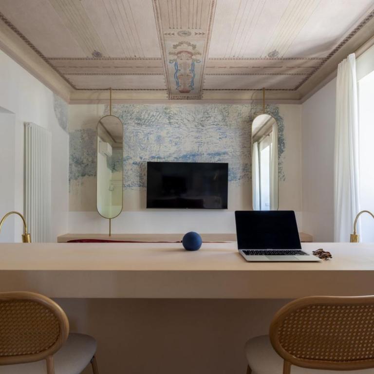 Luxury charming Suite with Jacuzzi in Historic building Stairway La Spezia Steps away from trains and downtown - One-Bedroom Apartment - 9