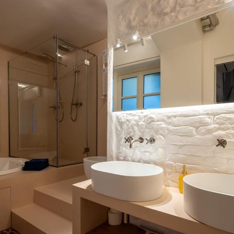 Luxury charming Suite with Jacuzzi in Historic building Stairway La Spezia Steps away from trains and downtown - One-Bedroom Apartment - 14