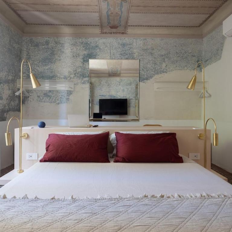 Luxury charming Suite with Jacuzzi in Historic building Stairway La Spezia Steps away from trains and downtown - One-Bedroom Apartment - 23