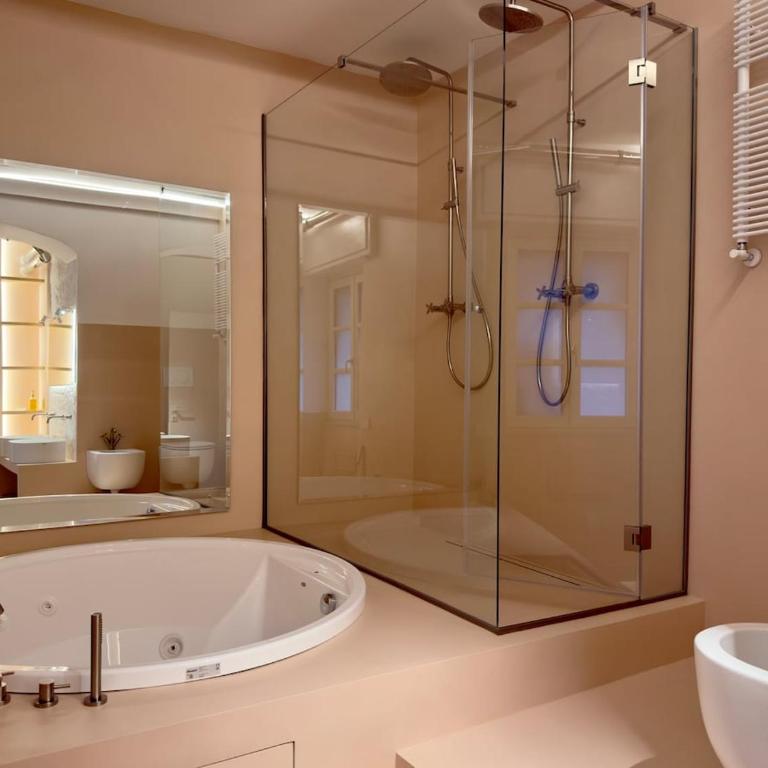 Luxury charming Suite with Jacuzzi in Historic building Stairway La Spezia Steps away from trains and downtown - One-Bedroom Apartment - 10