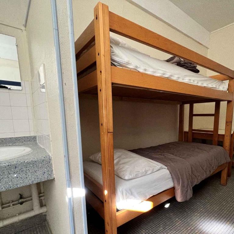 Auberge de jeunesse HI Poitiers - Room with 2 Bunk Beds – Shared Bathroom - 5