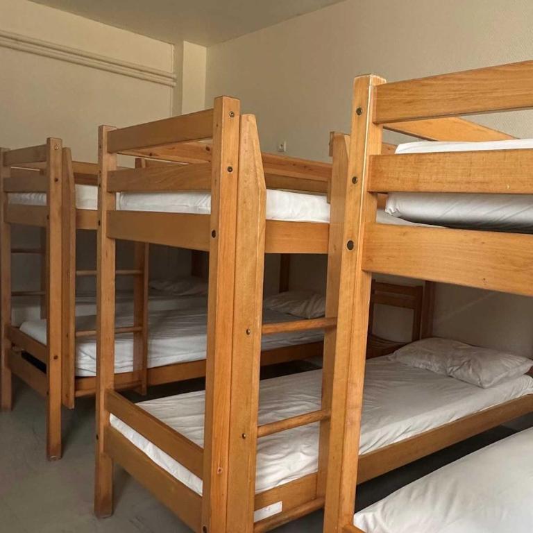 Auberge de jeunesse HI Poitiers - Room for 7 People – Shared Bathroom - 4