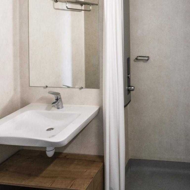 Auberge de jeunesse HI Clermont-Ferrand - Habitación Doble con baño - 5