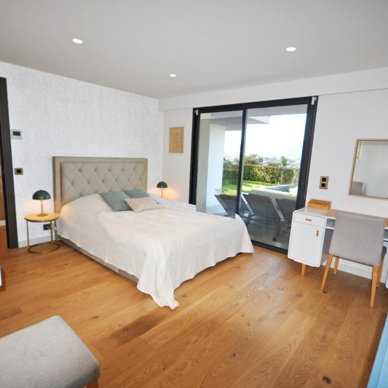 Contemporary Sea View Villa near Beach - Villa - 11