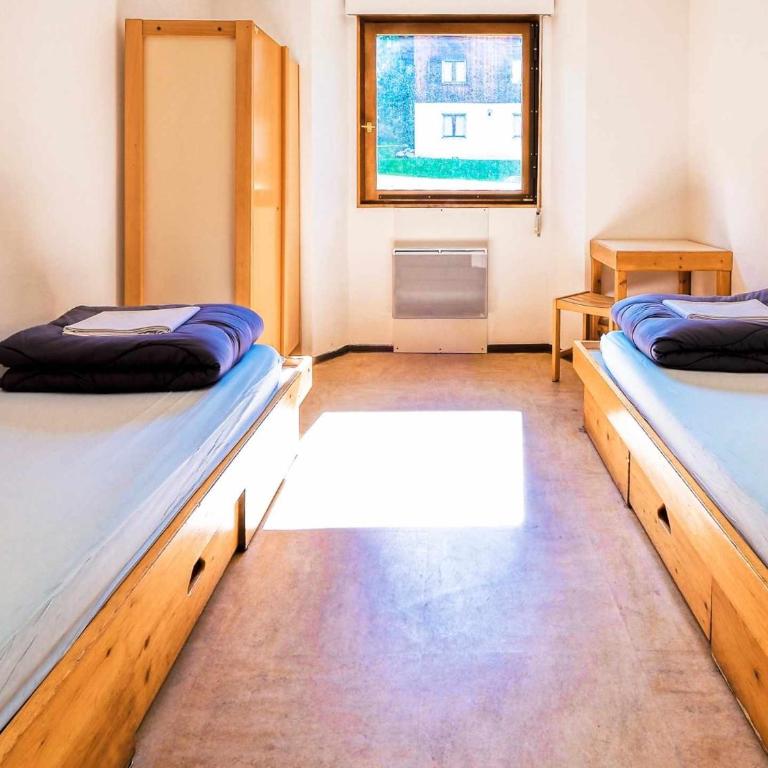 Auberge de Jeunesse HI Chamonix - Twin Room – Shared Bathroom - 6