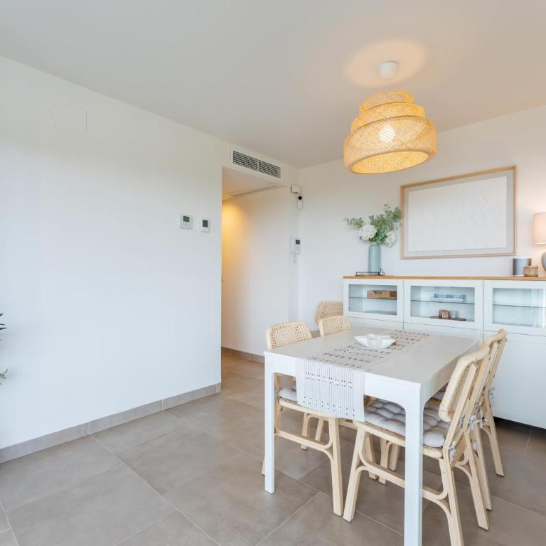 Bright & Modern Los Pacos Retreat - 3 Bedroom - Pass the Keys - Apartamento - 11