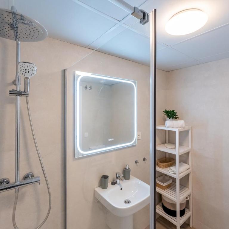 Bright & Modern Los Pacos Retreat - 3 Bedroom - Pass the Keys - Apartamento - 17