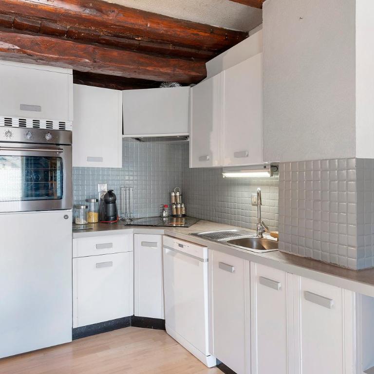 Appartement de caractère au centre - Apartamento de 2 dormitorios con vistas a la montaña - 10