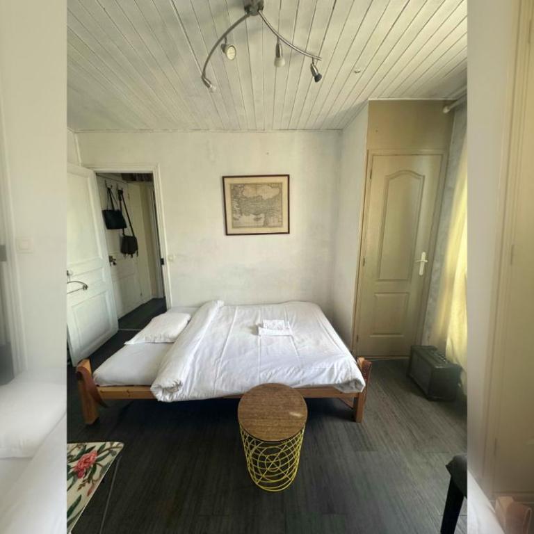 Cozy 1 Bedroom Apartment In 14th - One-Bedroom Apartment - 3