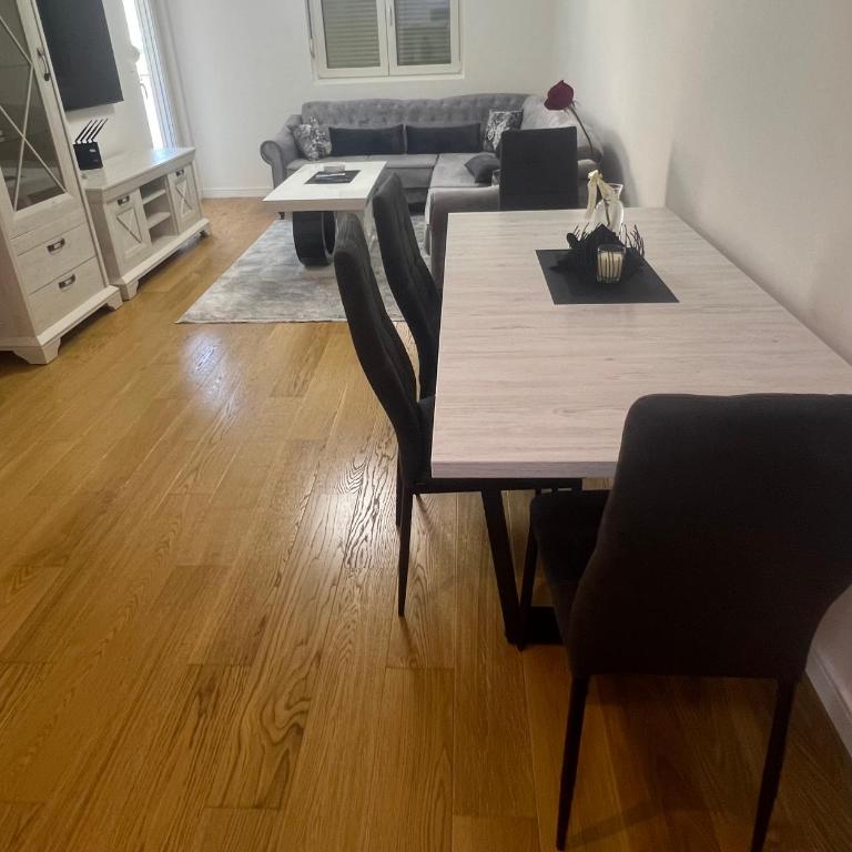 E&E Bar - One-Bedroom Apartment - 1