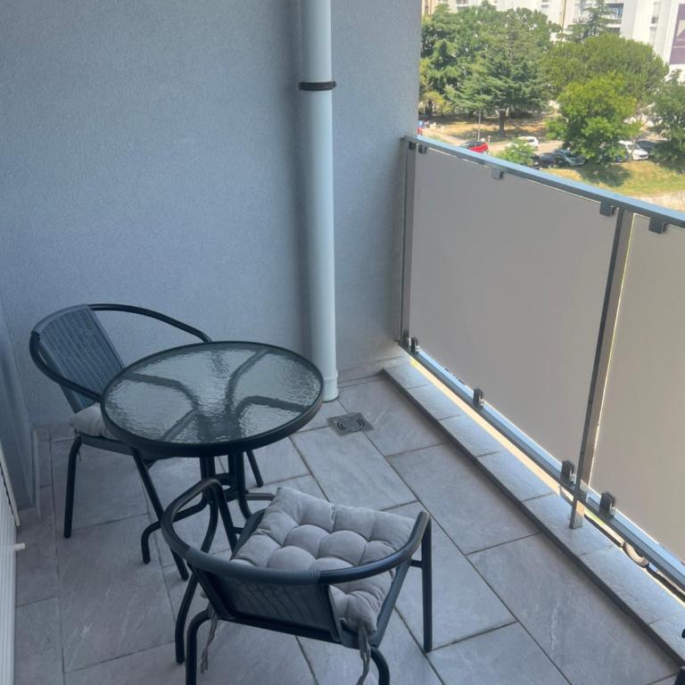E&E Bar - One-Bedroom Apartment - 4