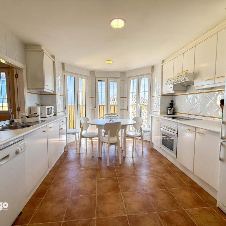 Beachfront Apartment - Sea View - COU01 - Three-Bedroom Apartment with Sea View - 9