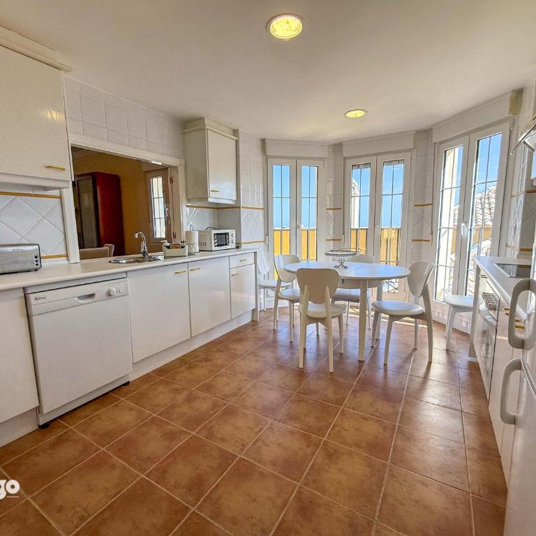 Beachfront Apartment - Sea View - COU01 - Three-Bedroom Apartment with Sea View - 11