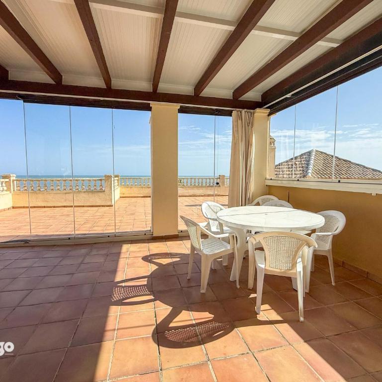 Beachfront Apartment - Sea View - COU01 - Three-Bedroom Apartment with Sea View - 24
