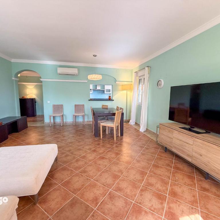 Beachfront Apartment - Sea View - COU02 - Three-Bedroom Apartment with Sea View - 16