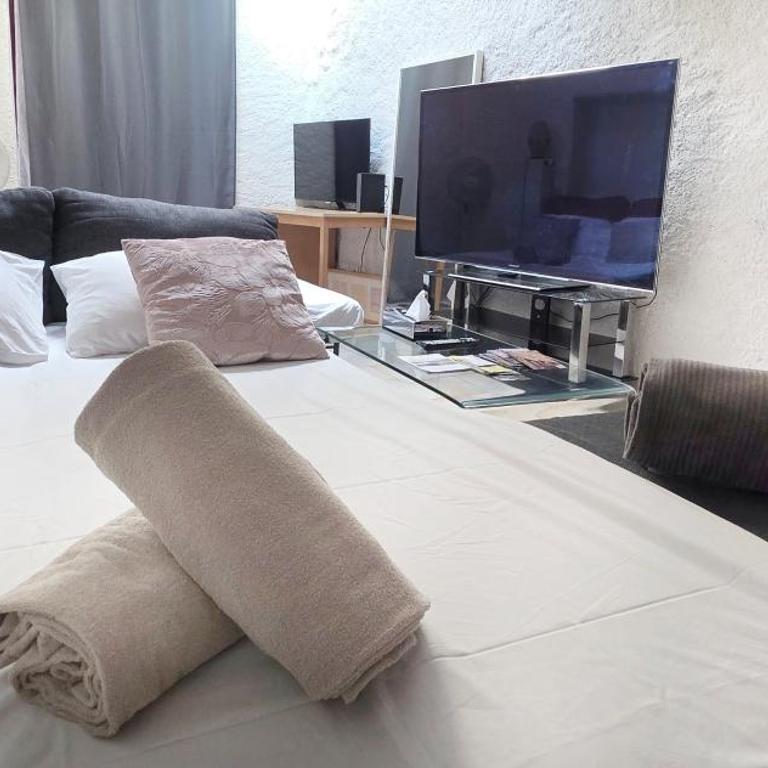 Maison avec 2 espaces separes sur 2 niveaux distincts, Montreux,Festivals,Chateaux de Chillon,FreddieMercury,Casino,lac leman plages,montagne, Pour voyageurs souhaitant partager une maison familiale et economique, 15 minutes a pied du centre en descente - Haus mit 1 Schlafzimmer - 1