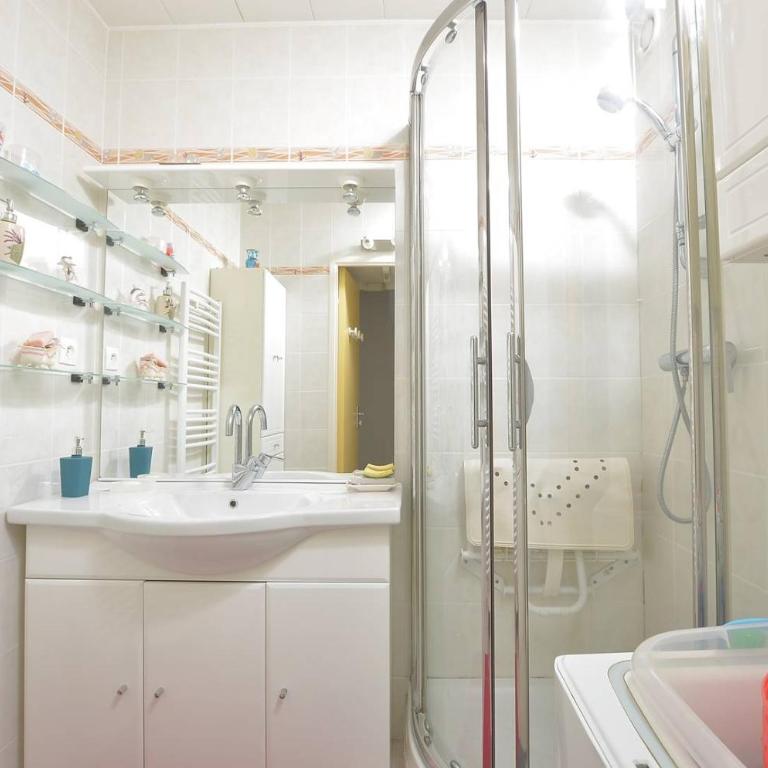 Méditerranée 32 - Appartement T2, immeuble devant la plage, au centre-ville du Grau-du-Roi. 4 personnes - Apartamento de 1 dormitorio - 4