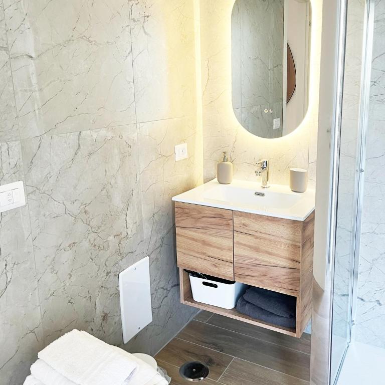 Salerno Place - Design House - Camera Matrimoniale con Balcone (2 Adulti + 1 Bambino) - 8