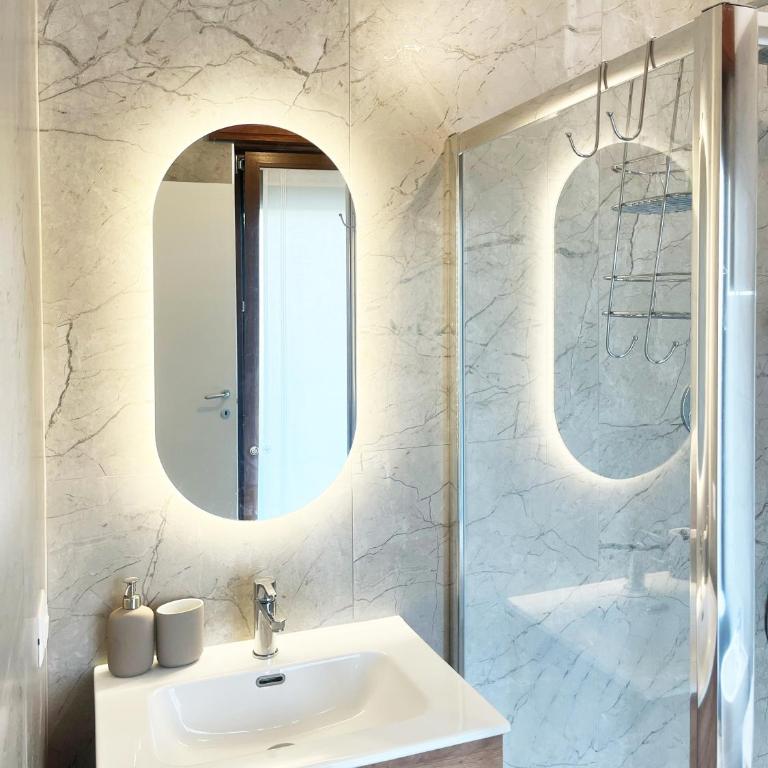 Salerno Place - Design House - Camera Matrimoniale con Balcone (2 Adulti + 1 Bambino) - 4