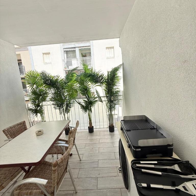 Terrace, aircon garage, elevator, near downtown - Apartment - 12