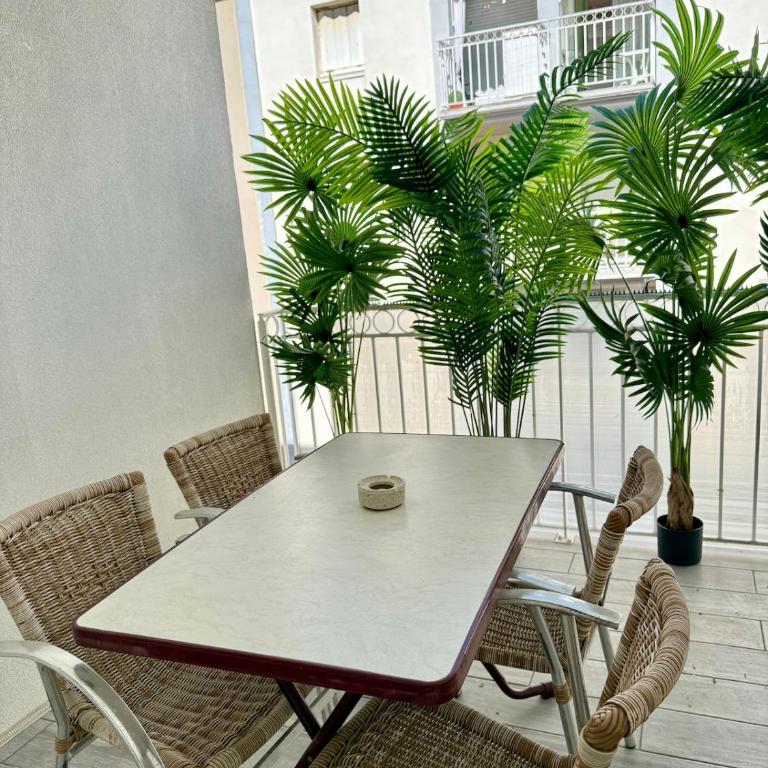 Terrace, aircon garage, elevator, near downtown - Apartment - 25