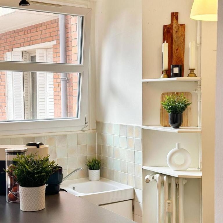 Charming Parisian Retreat with Eiffel Tower Views - Appartement - 12