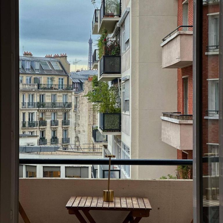 Charming Parisian Retreat with Eiffel Tower Views - Appartement - 25
